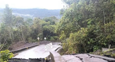 Impresionantes imágenes | Vía de Santander amaneció con un enorme hueco tras constantes lluvias: autoridades atienden la emergencia