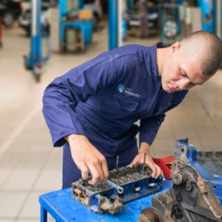 Estudiante-en-taller