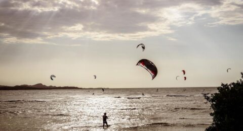 Salinas del Rey recibe Bandera Azul por su gestión ambiental y turística: primera playa deportiva certificada en América