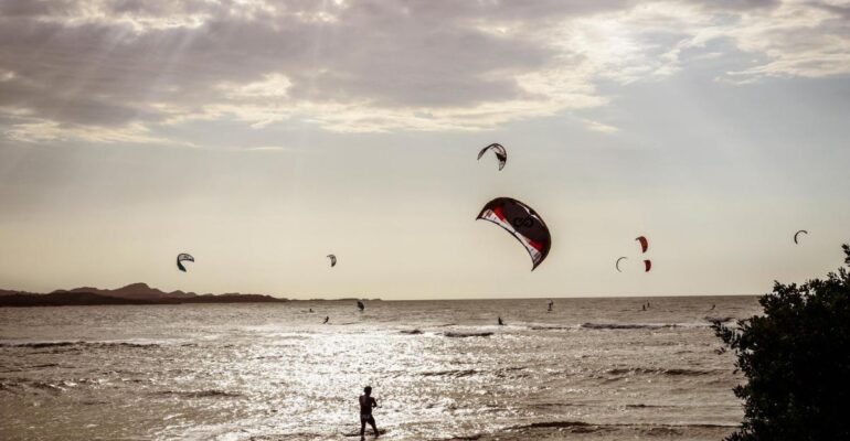 Salinas del Rey recibe Bandera Azul por su gestión ambiental y turística: primera playa deportiva certificada en América