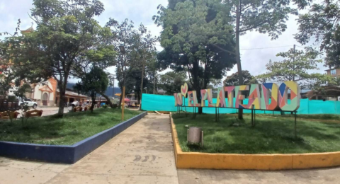 La historia del campesino que cursó hasta cuarto de primaria y camina por El Plateado, azotado por el conflicto, cantando letras de amor y paz