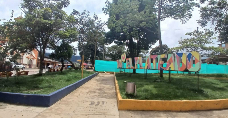La historia del campesino que cursó hasta cuarto de primaria y camina por El Plateado, azotado por el conflicto, cantando letras de amor y paz