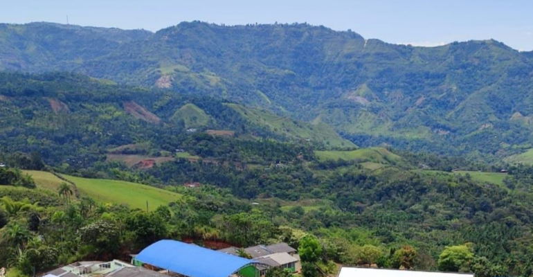 Comunidad de Cuatro Esquinas denuncia presiones armadas que frenan obra vial millonaria en El Tambo, sur del Cauca