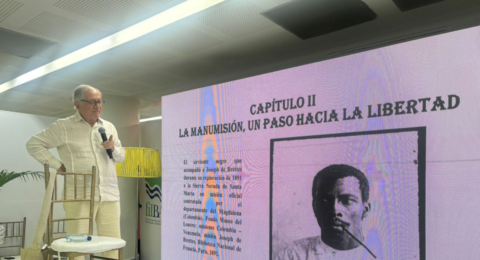 'Este libro recoge la vida de los negros de Cristo Rey': Édgar Rey Sinning presentó en la Filbac trabajo sobre la memoria africana en Santa Marta