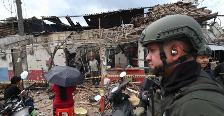 Atención: reportan que el ataque en Mondomo (Cauca) dejó cuatro soldados y dos abuelos heridos; se les habrían venido encima los escombros de una casa