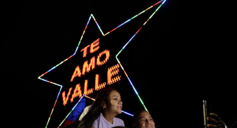'Te amo Valle': con mensajes de esperanza se encendieron las luces de La Estrella de Siloé, espacio que busca consolidarse como referente turístico