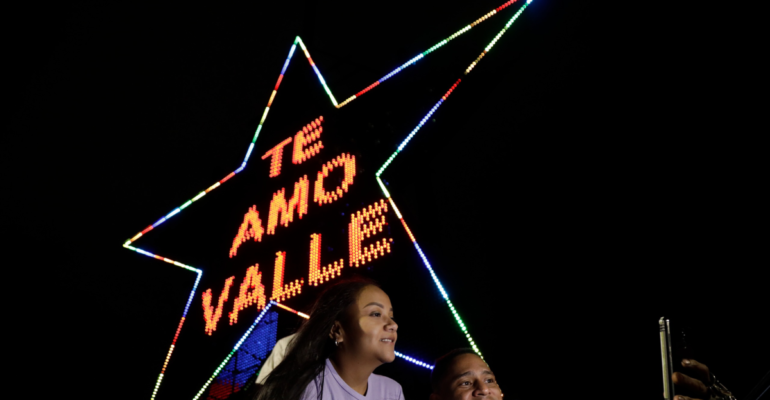 'Te amo Valle': con mensajes de esperanza se encendieron las luces de La Estrella de Siloé, espacio que busca consolidarse como referente turístico