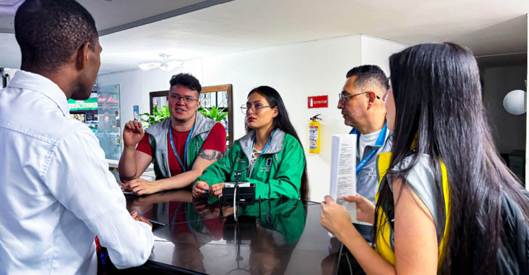 Medellín pone en cintura al comercio de la 70: capacitan a propietarios de establecimientos para que no le 'jueguen vivo' al ordenamiento de la zona