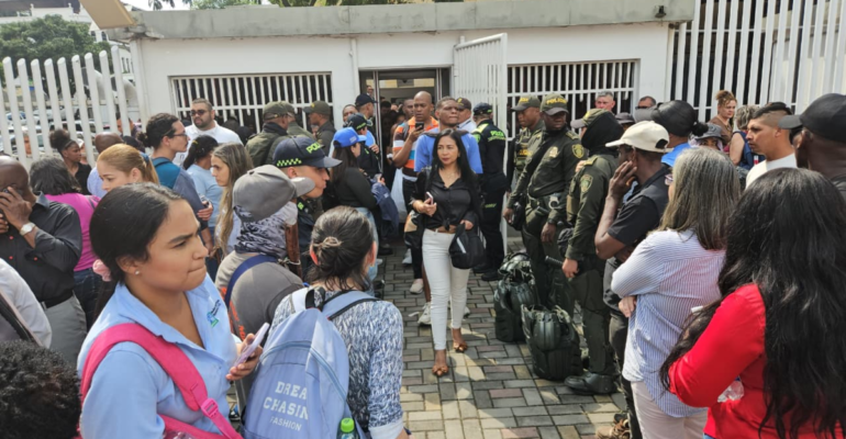 'Valle tiene más de 1.000 trámites diarios paralizados y $83 millones perdidos en recaudo por protesta afuera de Gobernación': van 2 días de reclamos