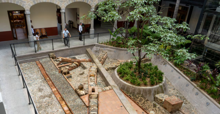 Descubren estructuras del acueducto más antiguo de Medellín mientras restauraban el Claustro San Ignacio