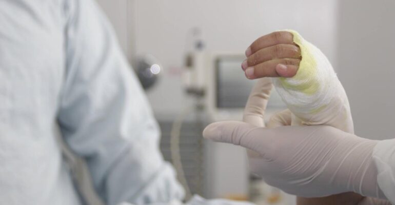 Ni la lluvia ha logrado parar el aumento de los casos de personas quemadas por pólvora en el Valle del Cauca: van más de 70 en diciembre