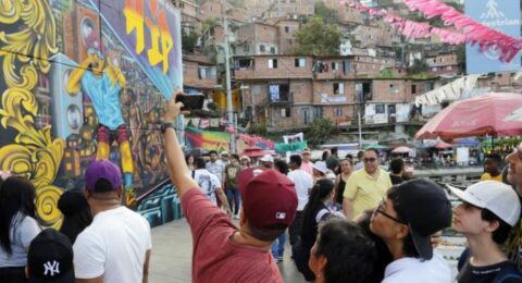 Más que luces: mientras millones disfrutan los alumbrados, Medellín activa una red de cuidado con rutas de atención y caravanas navideñas