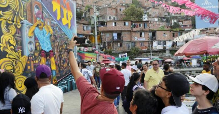 Más que luces: mientras millones disfrutan los alumbrados, Medellín activa una red de cuidado con rutas de atención y caravanas navideñas
