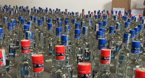 Estampilla borrosa, etiqueta gris y líquido turbio, señales que alertan la presencia de licor adulterado en el Valle: atienda estas recomendaciones