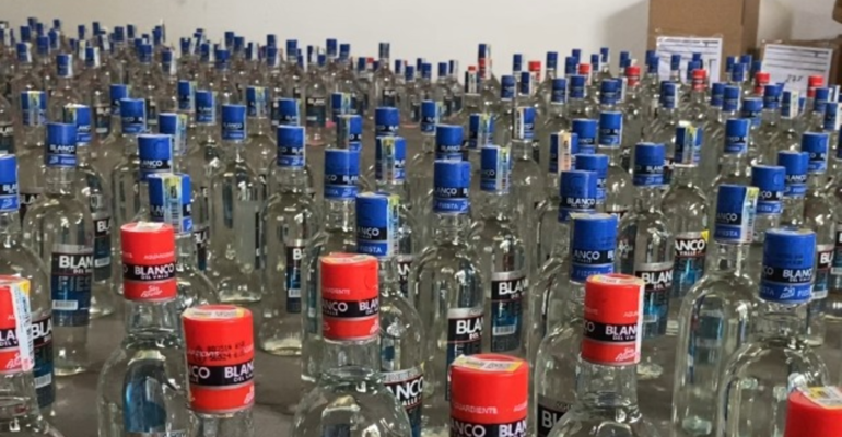 Estampilla borrosa, etiqueta gris y líquido turbio, señales que alertan la presencia de licor adulterado en el Valle: atienda estas recomendaciones