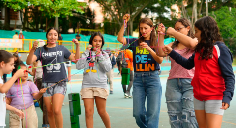 Más que columpios: nuevos parques de Medellín están diseñados para estimular el pensamiento, impulsar el juego infantil y fortalecer la convivencia