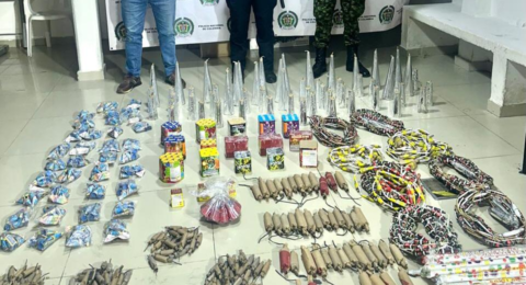 Día de Velitas | Policía atendió 445 casos de riñas y de violencia en hogares en Cali: decomisan 4.583 artículos de pólvora; en el mes, 86 kilos