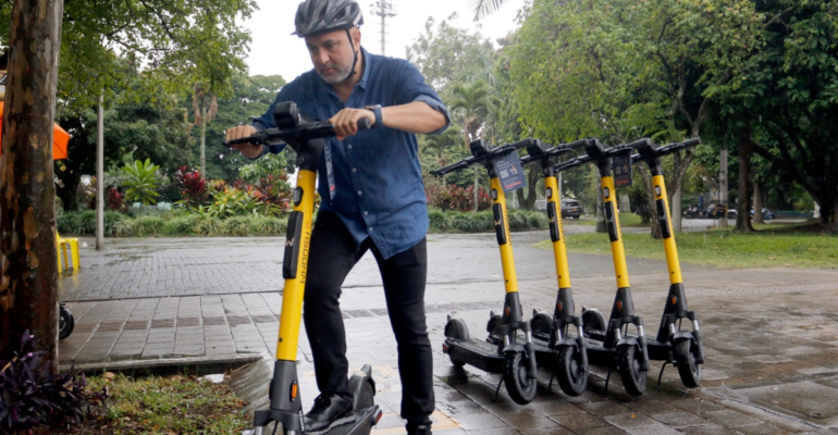 El primer sistema regulado de patinetas eléctricas de Colombia está en Medellín: próximamente tendría convenio con el Metro