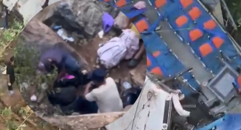 Indignación por robo a víctimas de bus accidentado en Antioquia: video muestra a cuatro personas llevándose pertenencias de la zona del trágico suceso