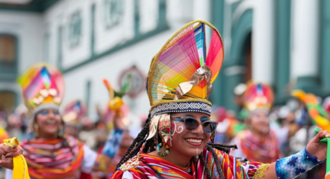 El Carnaval de Negros y Blancos llega a su versión 100 como vitrina cultural, económica y de convivencia en el sur del país