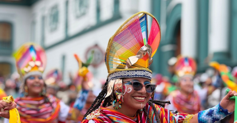 El Carnaval de Negros y Blancos llega a su versión 100 como vitrina cultural, económica y de convivencia en el sur del país