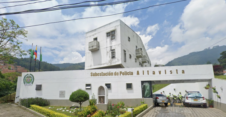 Una persona de la población LGBTIQ+ fue quemada al interior de una subestación de Policía en Medellín: hay versiones cruzadas de lo sucedido