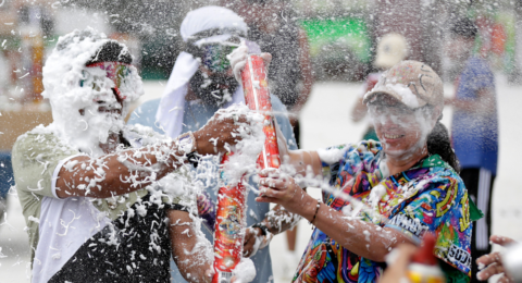 El Carnaval de Negros y Blancos en Pasto sigue celebrándose, pero sin talco: un juzgado prohibió su uso y comercialización para proteger la salud