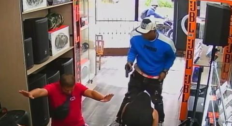 Atraco armado en pleno sector comercial de Popayán: víctimas fueron obligadas a ponerse de rodillas