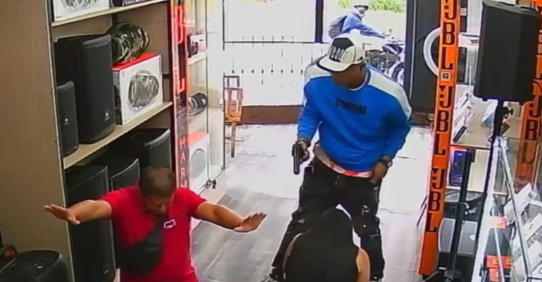 Atraco armado en pleno sector comercial de Popayán: víctimas fueron obligadas a ponerse de rodillas
