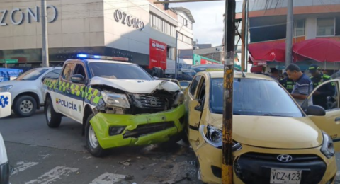 Una patrulla de Policía y un taxi se estrellaron en Cali, dejando dos heridos: el caso está bajo investigación; ¿hubo invasión del carril del MIO?