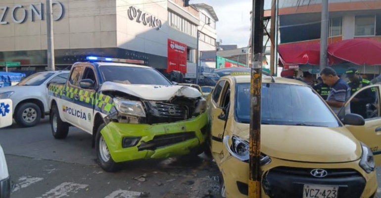 Una patrulla de Policía y un taxi se estrellaron en Cali, dejando dos heridos: el caso está bajo investigación; ¿hubo invasión del carril del MIO?