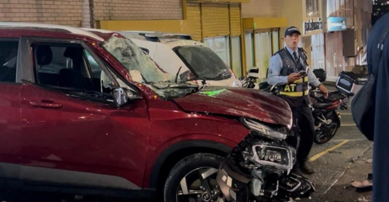 Video | Este es el momento exacto en que un automóvil cae desde el tercer piso de un parqueadero en Manizales; esto dijeron los testigos del incidente