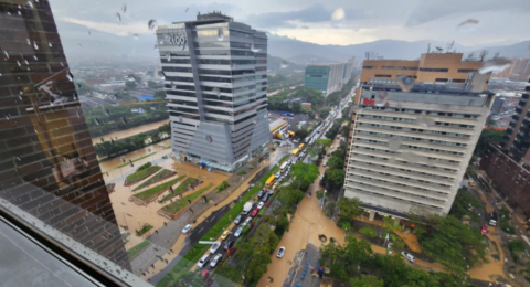 Video: desbordamiento de quebradas en Medellín por fuertes lluvias causó inundaciones, caída de árboles y caos vial