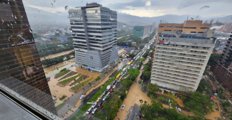 Video: desbordamiento de quebradas en Medellín por fuertes lluvias causó inundaciones, caída de árboles y caos vial