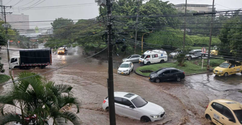 Emergencias por inundaciones en Cali, en videos | Caída de árboles, vendavales, daños en casas y conductores atrapados por el agua, tras lluvias