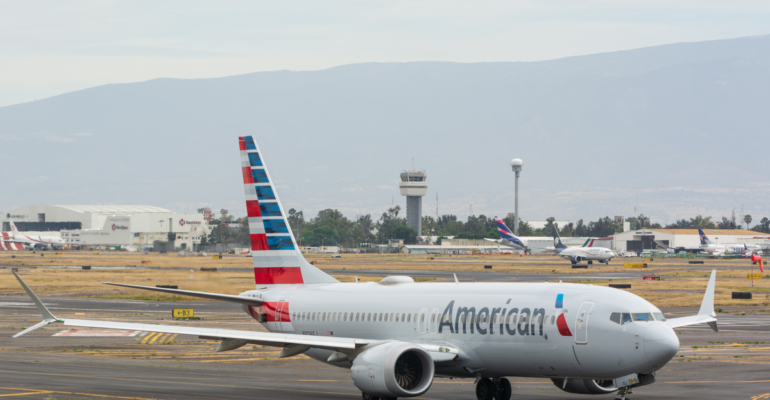 Avión de American Airlines aterrizó en aeropuerto de Medellín con presunto agujero de bala: viajaba desde Miami, Estados Unidos