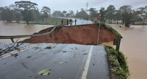Colapsó el puente que comunica a Urabá y Montería: tramo nacional del puente Mulatos en Necoclí cayó al río por las fuertes lluvias