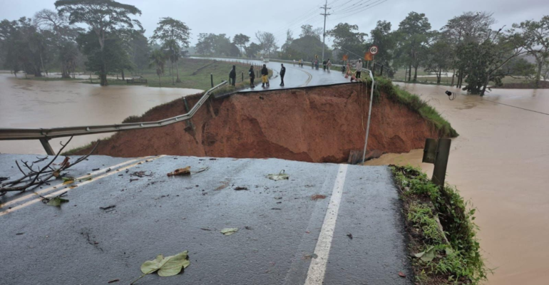 Colapsó el puente que comunica a Urabá y Montería: tramo nacional del puente Mulatos en Necoclí cayó al río por las fuertes lluvias