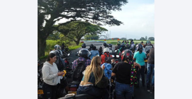 'Era una moto bomba en el paso entre Cali y Popayán, en la vía Panamericana': Policía y equipo Antiexplosivos desactivaron carga y evitaron tragedia