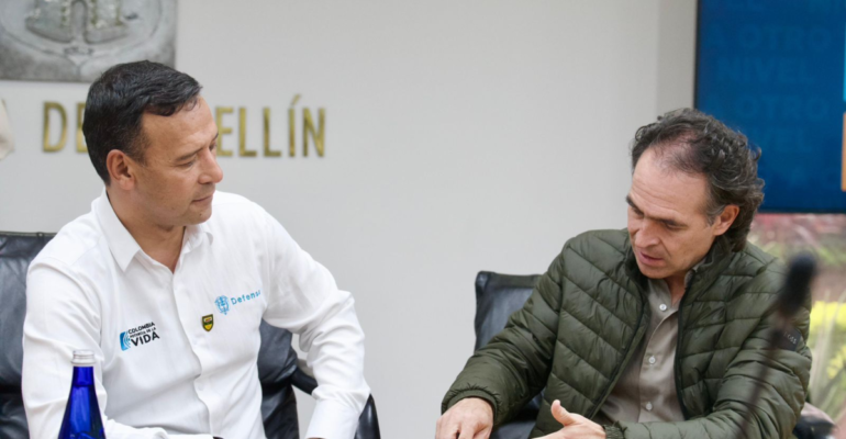 'Los criminales no merecen tarimazos, merecen guarapazos': la pulla de Federico Gutiérrez durante la visita de MinDefensa a Medellín