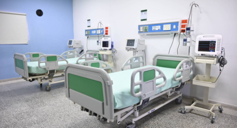 Mujer entró por fiebre a clínica de Barranquilla y salió sin manos ni pies: denuncia que le amputaron tras un medicamento