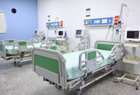 Mujer entró por fiebre a clínica de Barranquilla y salió sin manos ni pies: denuncia que le amputaron tras un medicamento