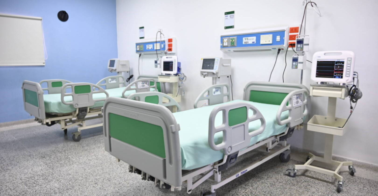 Mujer entró por fiebre a clínica de Barranquilla y salió sin manos ni pies: denuncia que le amputaron tras un medicamento