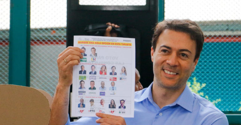'Mafias y maquinarias han intentado sacarnos del camino': las palabras de Daniel Quintero, precandidato del Frente por la Vida, tras votar en Medellín
