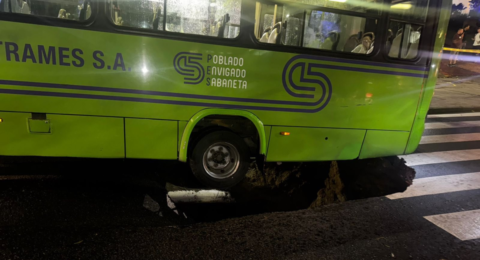 Cierran la avenida El Poblado en Medellín por inmenso socavón en la vía tras fuertes lluvias en la ciudad: alcalde Federico Gutiérrez está en el lugar