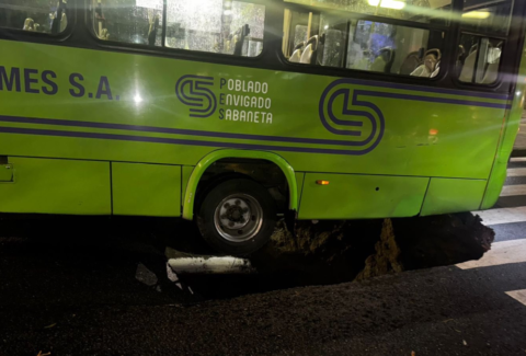 Cierran la avenida El Poblado en Medellín por inmenso socavón en la vía tras fuertes lluvias en la ciudad: alcalde Federico Gutiérrez está en el lugar