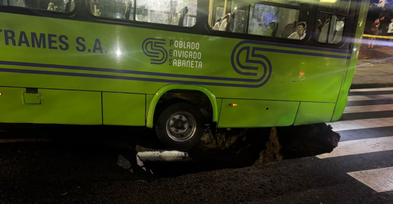 Cierran la avenida El Poblado en Medellín por inmenso socavón en la vía tras fuertes lluvias en la ciudad: alcalde Federico Gutiérrez está en el lugar
