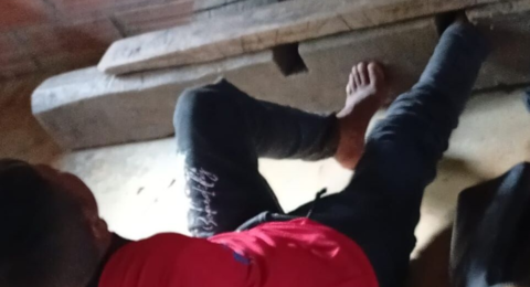 Levantan el cepo a un indígena que es padre de familia y a quien un resguardo de Antioquia le había impuesto el castigo por reabrir un salón de clases