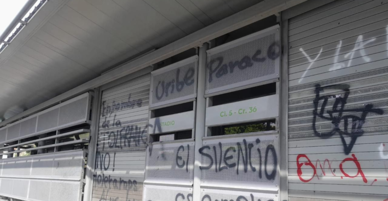 Vandalizan cinco estaciones del MIO en nueva marcha de estudiantes de Univalle: el día anterior había sido dañada otra estación en el sur de Cali