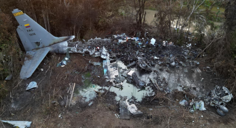 Impactantes imágenes muestran cómo quedó avión C-130 Hércules de la Fuerza Aérea que se accidentó en Putumayo y dejó 69 muertos